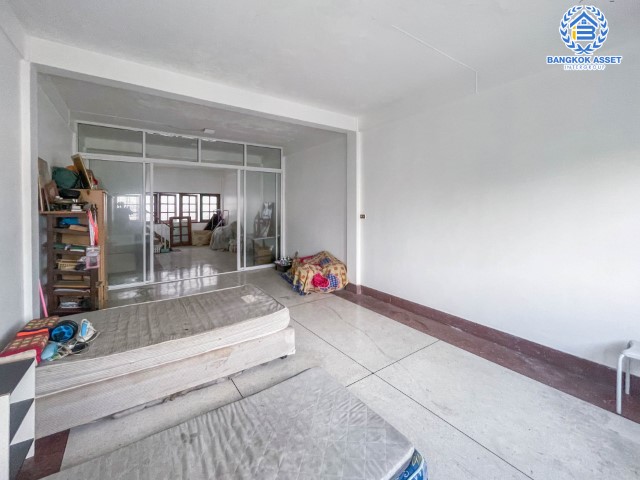 *****อาคารพาณิชย์มือสองย่านนนทบุรี ม.เรวดี60 รัตนาธิเบศร์ เนื้อที่กว้างขวางมากถึง 17 ตร.ว. ฟังก์ชัน 2 ห้องนอน 2 ห้องน้ำ ที่จอดรถ 1 คัน พื้นที่ใช้สอยเยอะ ทำเลอยู่อาศัยเหมาะกับทำการค้า ใกล้รถไฟฟ้าสายสีม่วง "สถานีบางกระสอ" จองเลย!